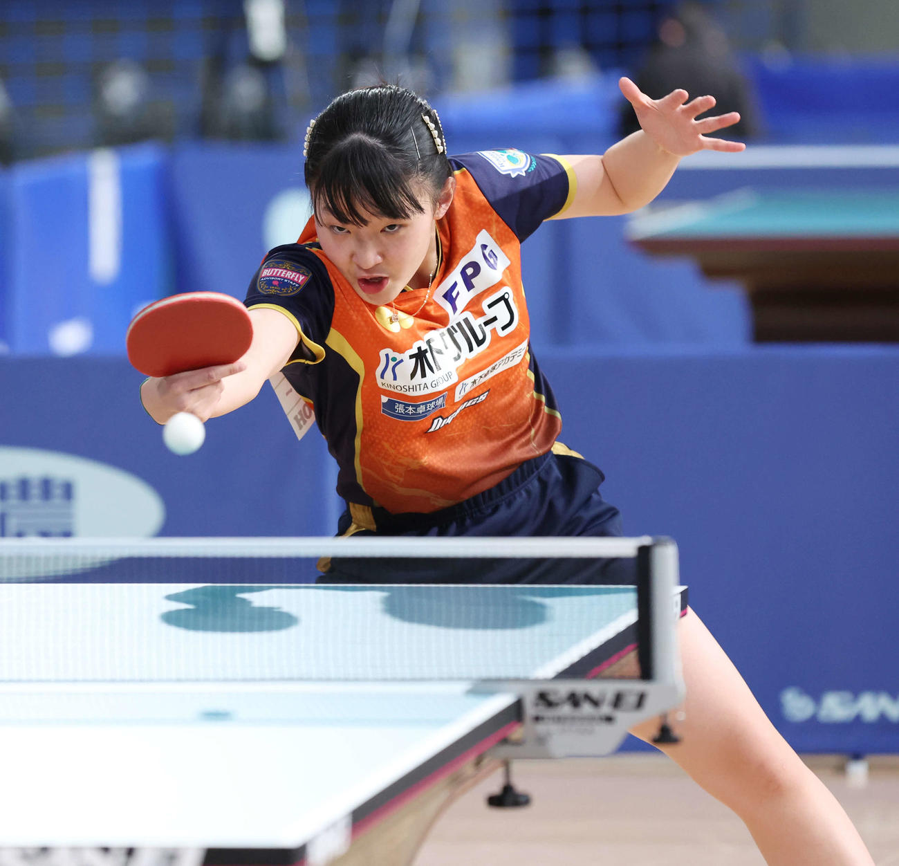 ジュニア女子4回戦の第3セット、打ち返す張本美（撮影・宮地輝）