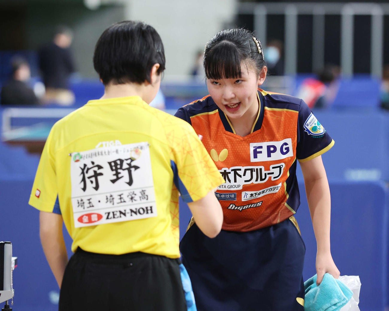 ジュニア女子4回戦勝利し、狩野（左）とあいさつする張本美（撮影・宮地輝）