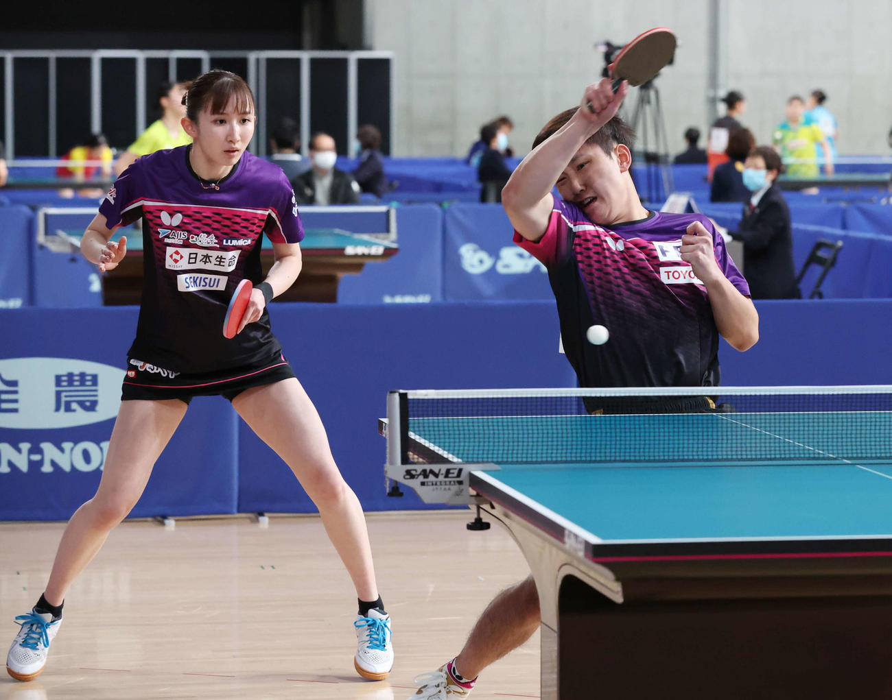 混合ダブルス準々決勝の第1セット、打ち返す張本智。左は早田（撮影・宮地輝）