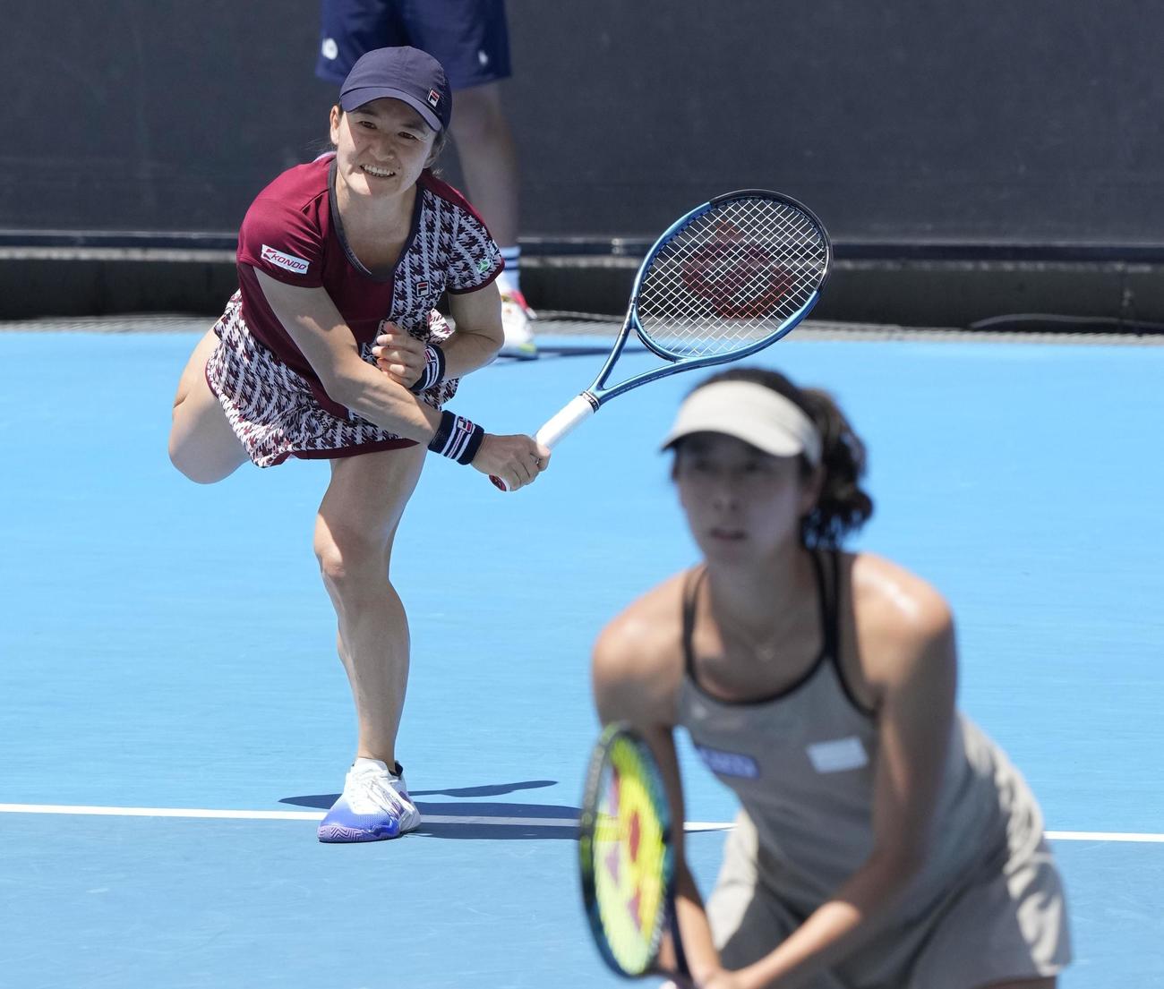 女子ダブルス準々決勝でプレーする青山修子（左）、柴原瑛菜組（共同）