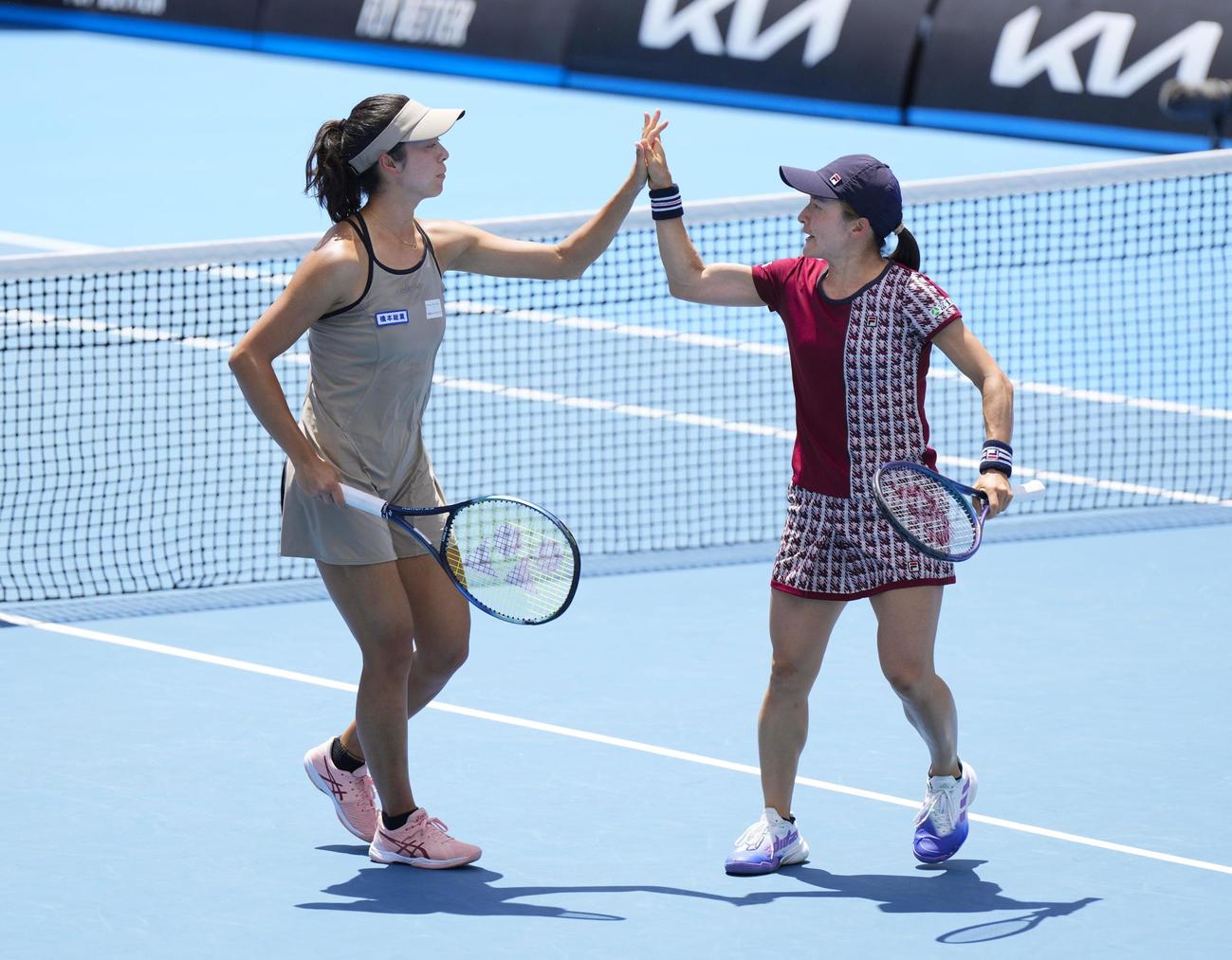 女子ダブルス準々決勝でポイントを奪い喜ぶ青山修子（右）、柴原瑛菜組（共同）