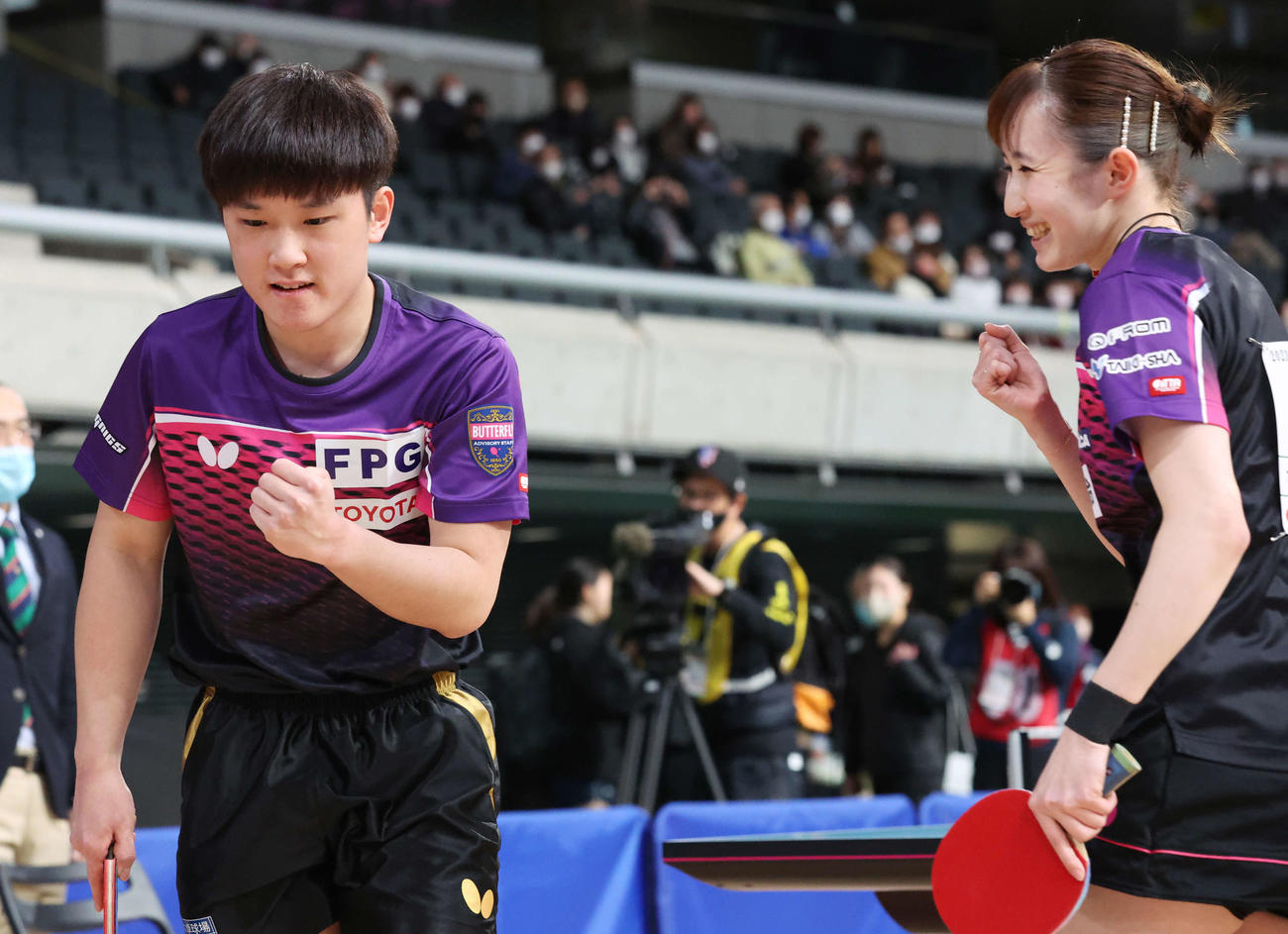 混合ダブルス準々決勝の第2セット、ポイントを奪いガッツポーズする張本智（左）と早田（撮影・宮地輝）