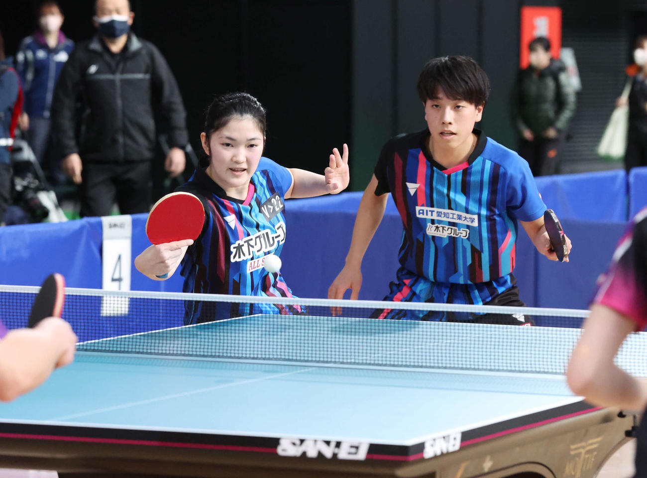 混合ダブルス準々決勝の第2セット、打ち返す木原。右は篠塚（撮影・宮地輝）