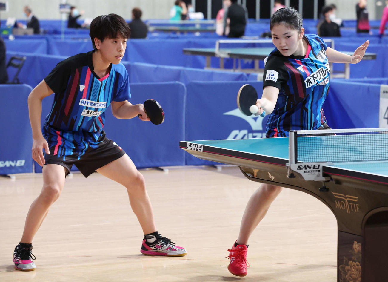 混合ダブルス準々決勝の第2ゲーム、打ち返す木原。左は篠塚（撮影・宮地輝）