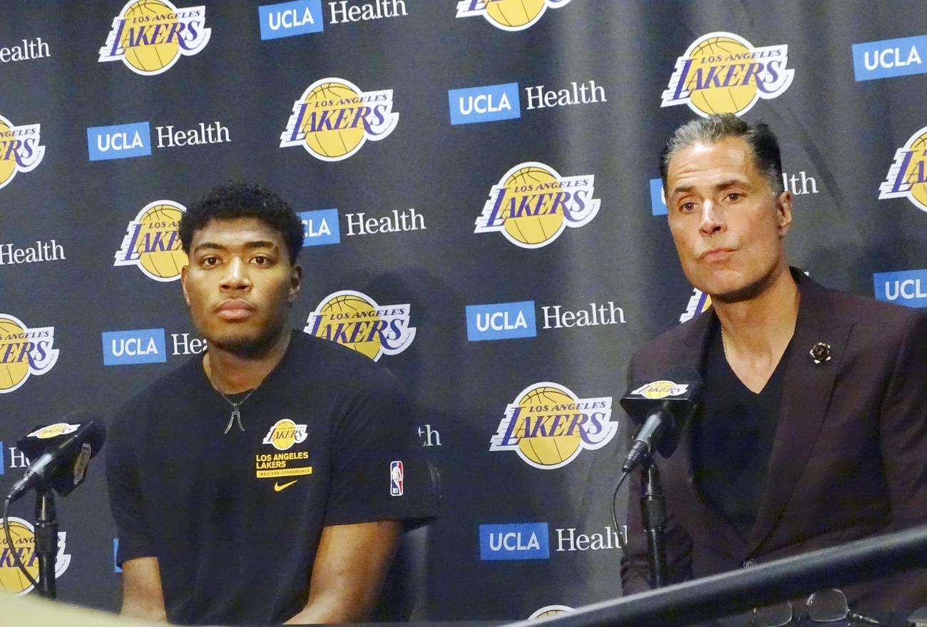NBAウィザーズからレーカーズに移籍し、記者会見する八村塁（左）（共同）