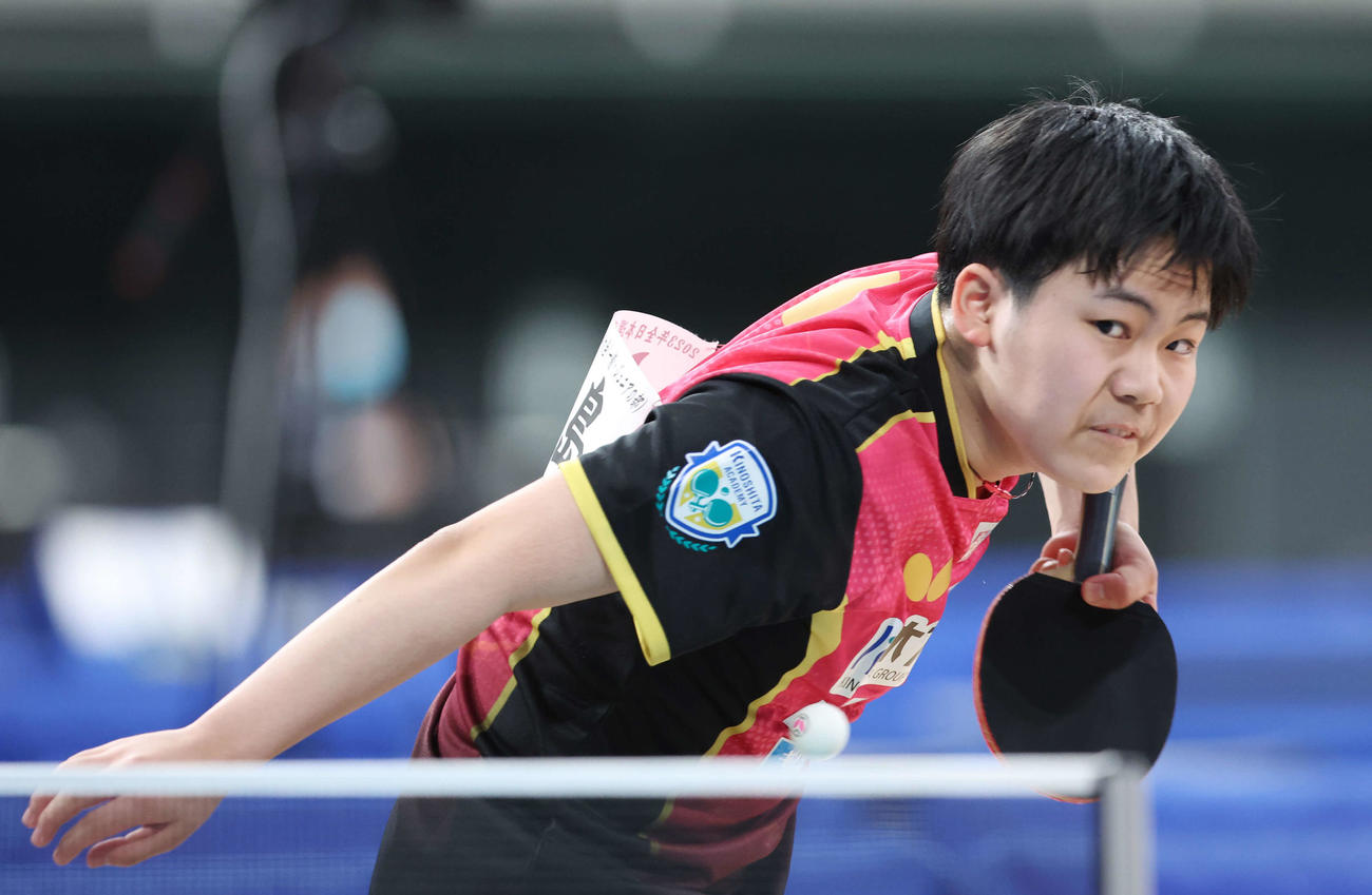 ジュニア男子準々決勝の第3ゲーム、サーブを放つ松島（撮影・宮地輝）