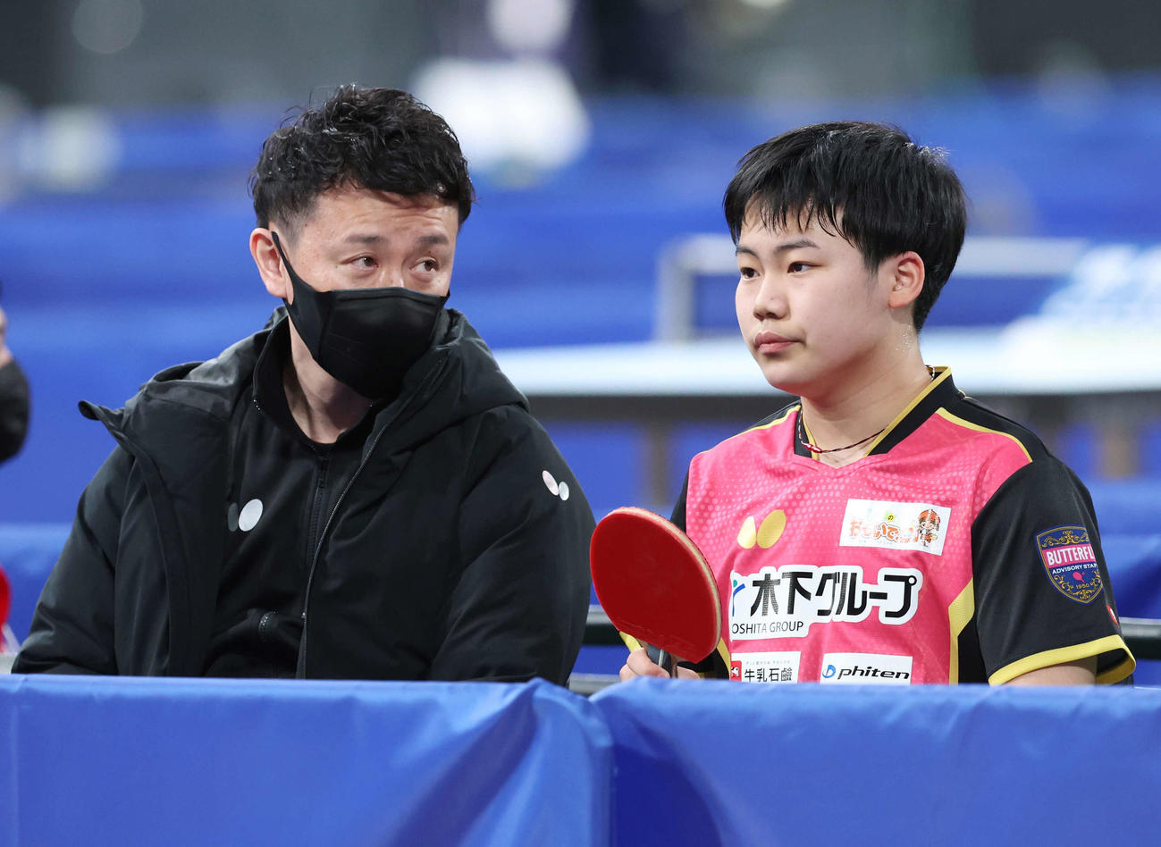 ジュニア男子準々決勝を勝利した松島（右）と倉嶋コーチ（撮影・宮地輝）