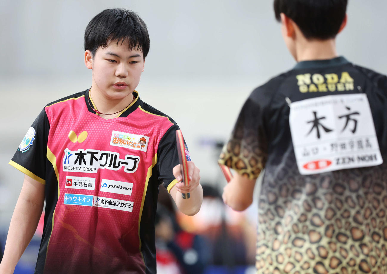 ジュニア男子準々決勝を勝利し、木方（右）とタッチを交わす松島（撮影・宮地輝）
