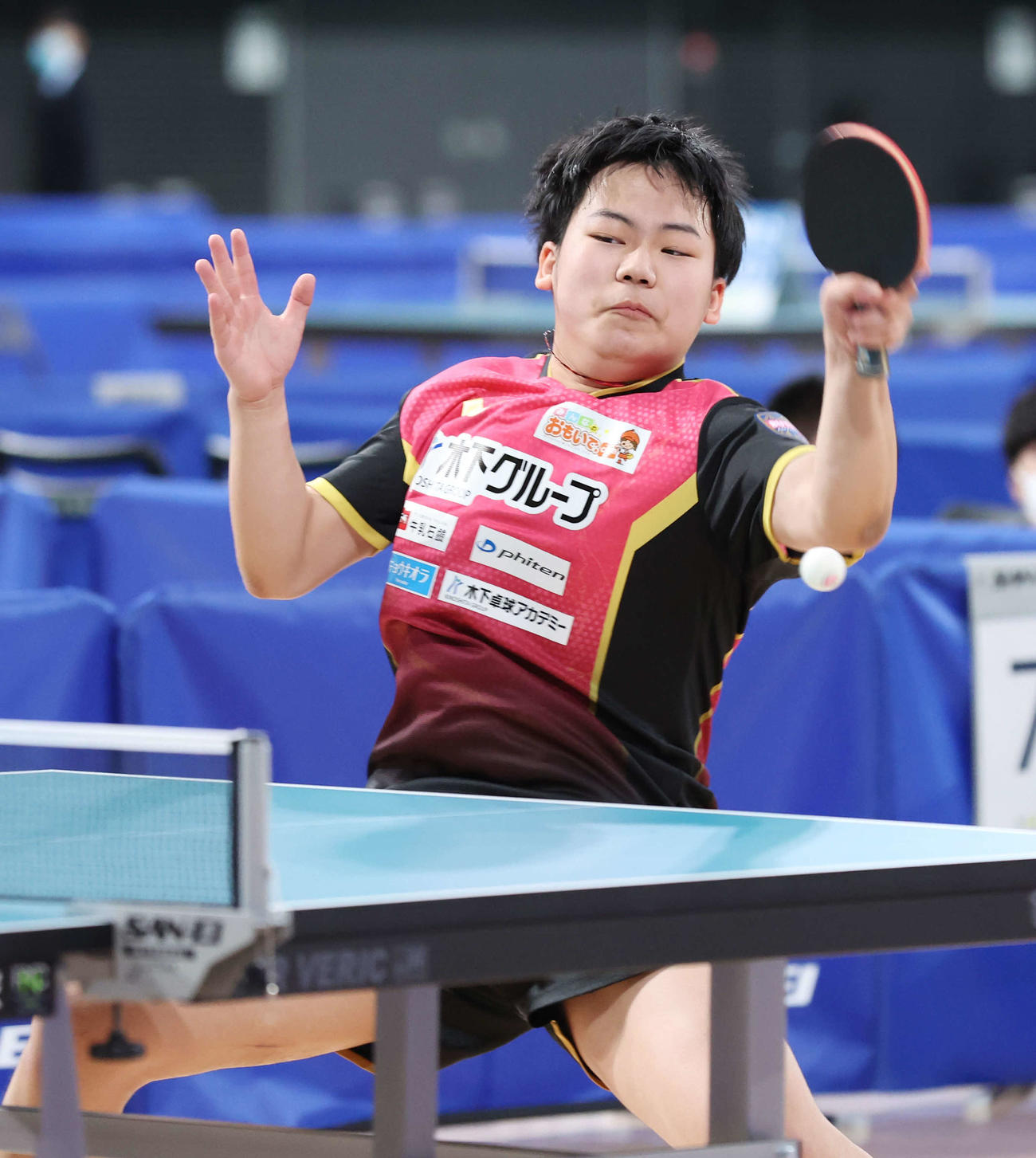 ジュニア男子準々決勝の第3ゲーム、打ち返す松島（撮影・宮地輝）