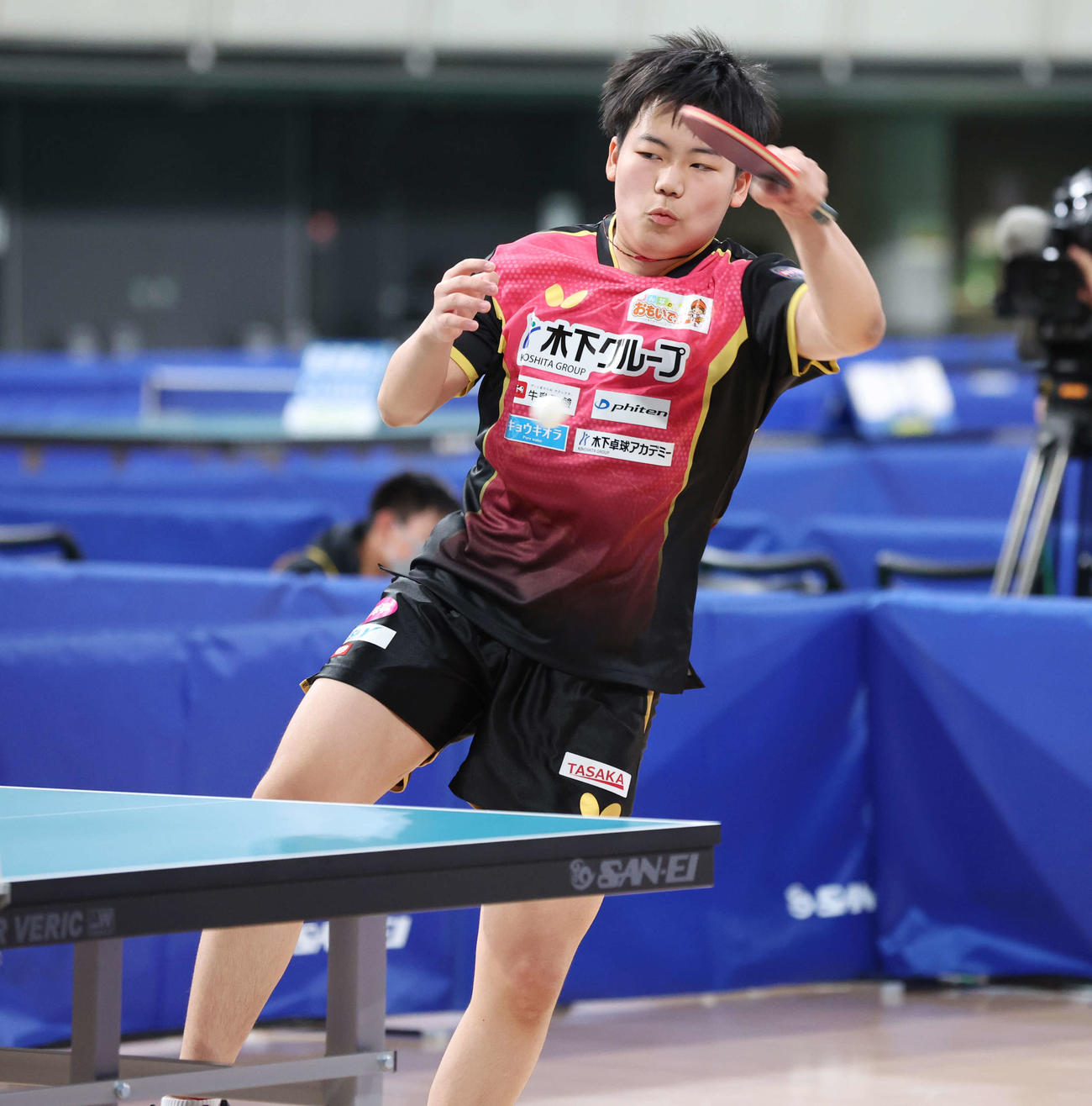 ジュニア男子準々決勝の第3ゲーム、打ち返す松島（撮影・宮地輝）