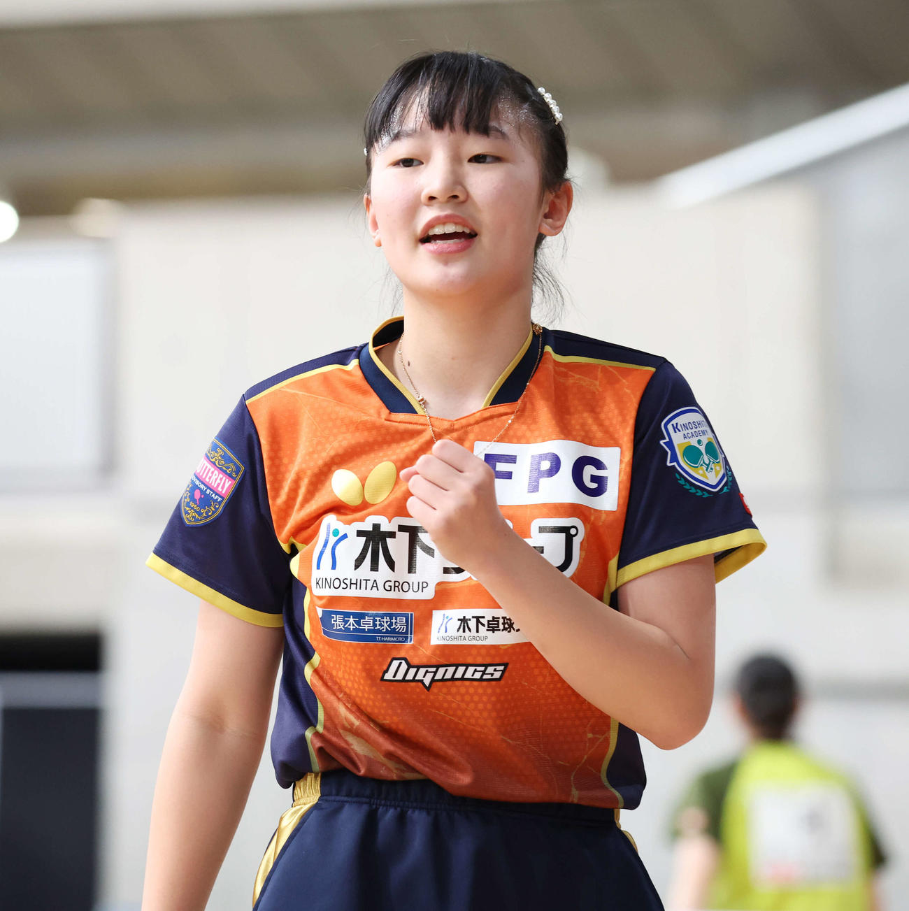 ジュニア女子準々決勝の第2ゲーム、ポイントを奪いガッツポーズする張本美（撮影・宮地輝）