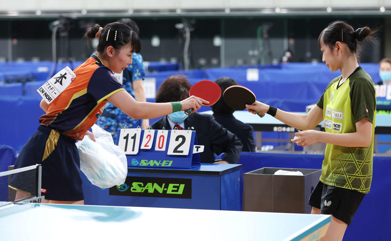 ジュニア女子準々決勝を勝利し、司（右）とタッチを交わす張本美（撮影・宮地輝）
