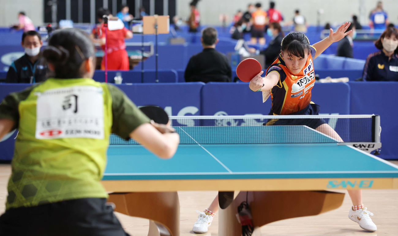 ジュニア女子準々決勝の第3ゲーム、打ち返す張本美（撮影・宮地輝）