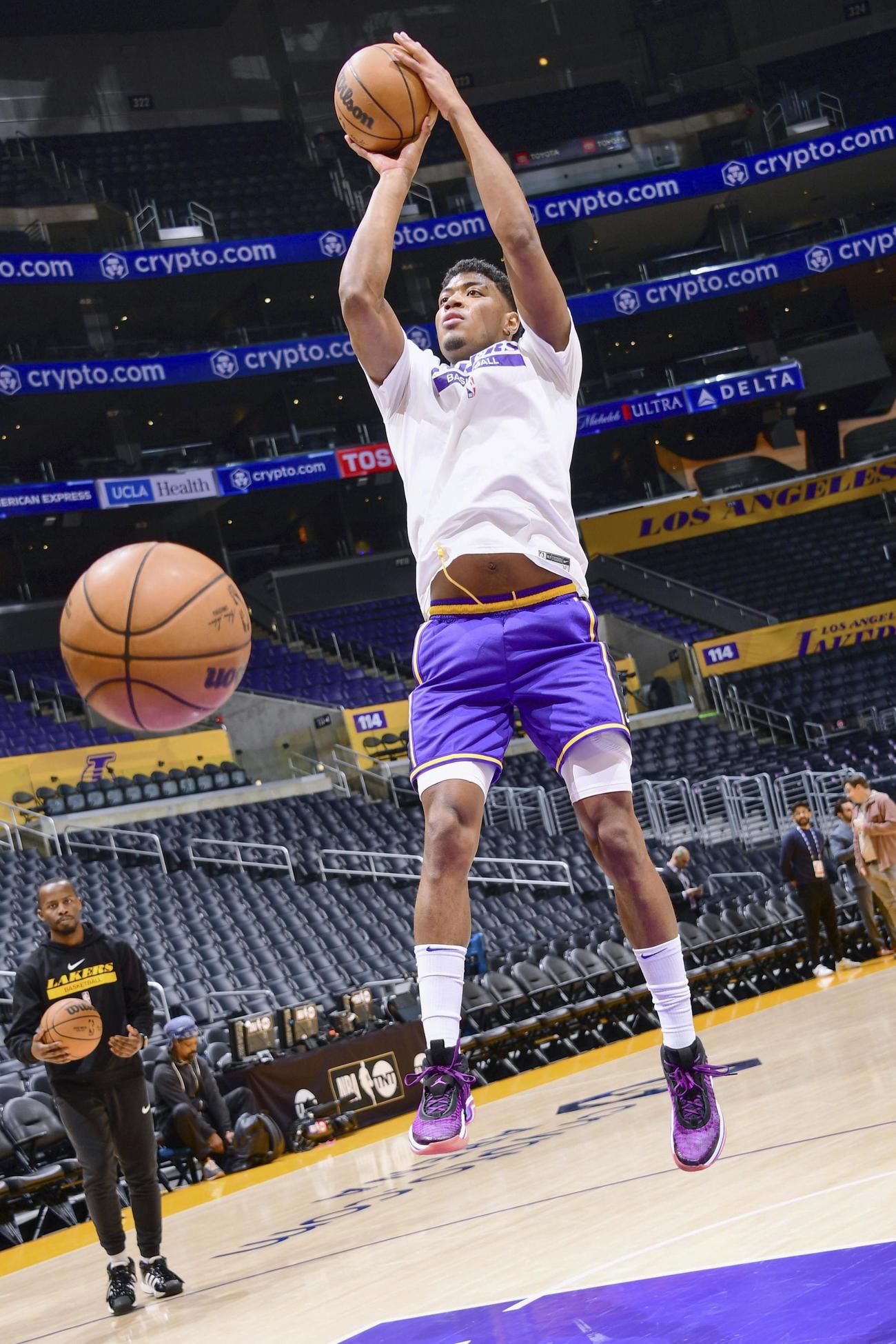 レイカーズに移籍し、クリッパーズ戦の試合前練習でシュートを放つ八村（NBAE提供・ゲッティ＝共同）