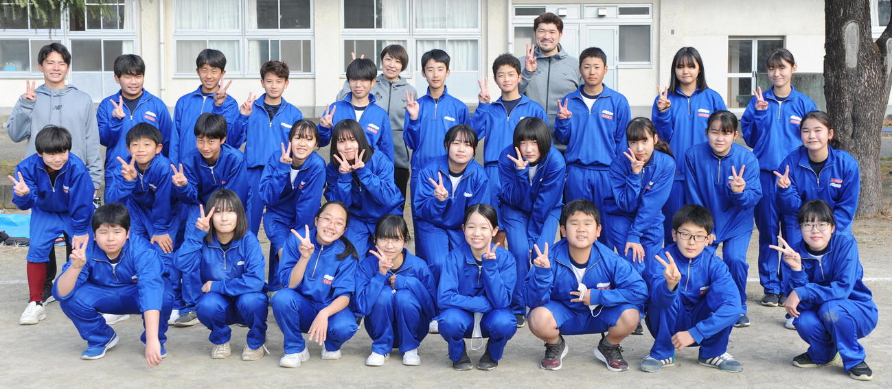 コーチ2人（最後列中央）と記念撮影に納まる富士川一中1年B組の生徒ら　