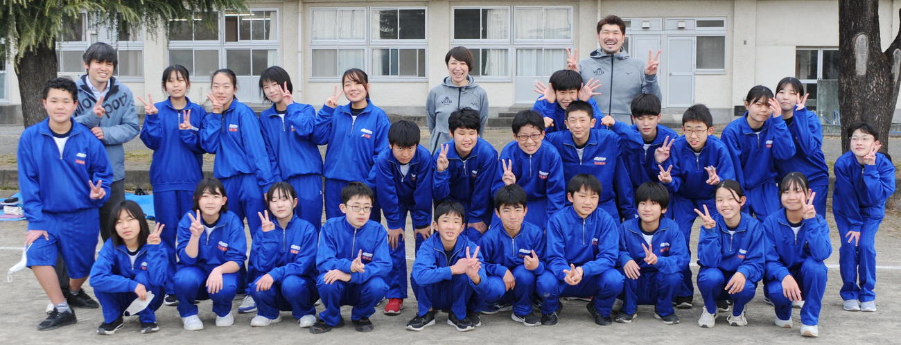 コーチ2人（最後列中央）と記念撮影に納まる富士川一中1年A組の生徒ら