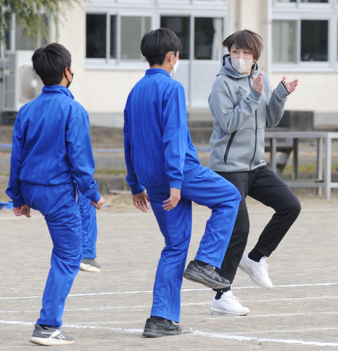 生徒に足の上げ方を指導するベルテックス・アカデミーの桜田コーチ（右）