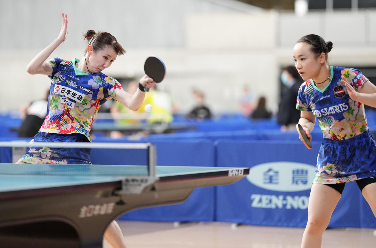 女子ダブルス4回戦　第2ゲーム、打ち返す早田。右は伊藤美（撮影・鈴木みどり）