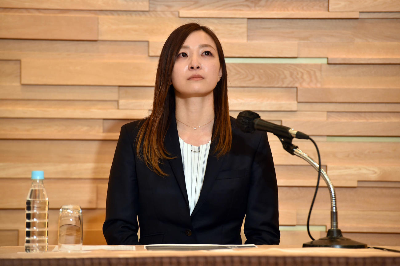 会見中、涙をこらえるリガーレ仙台・佐藤選手兼監督（撮影・相沢孔志）