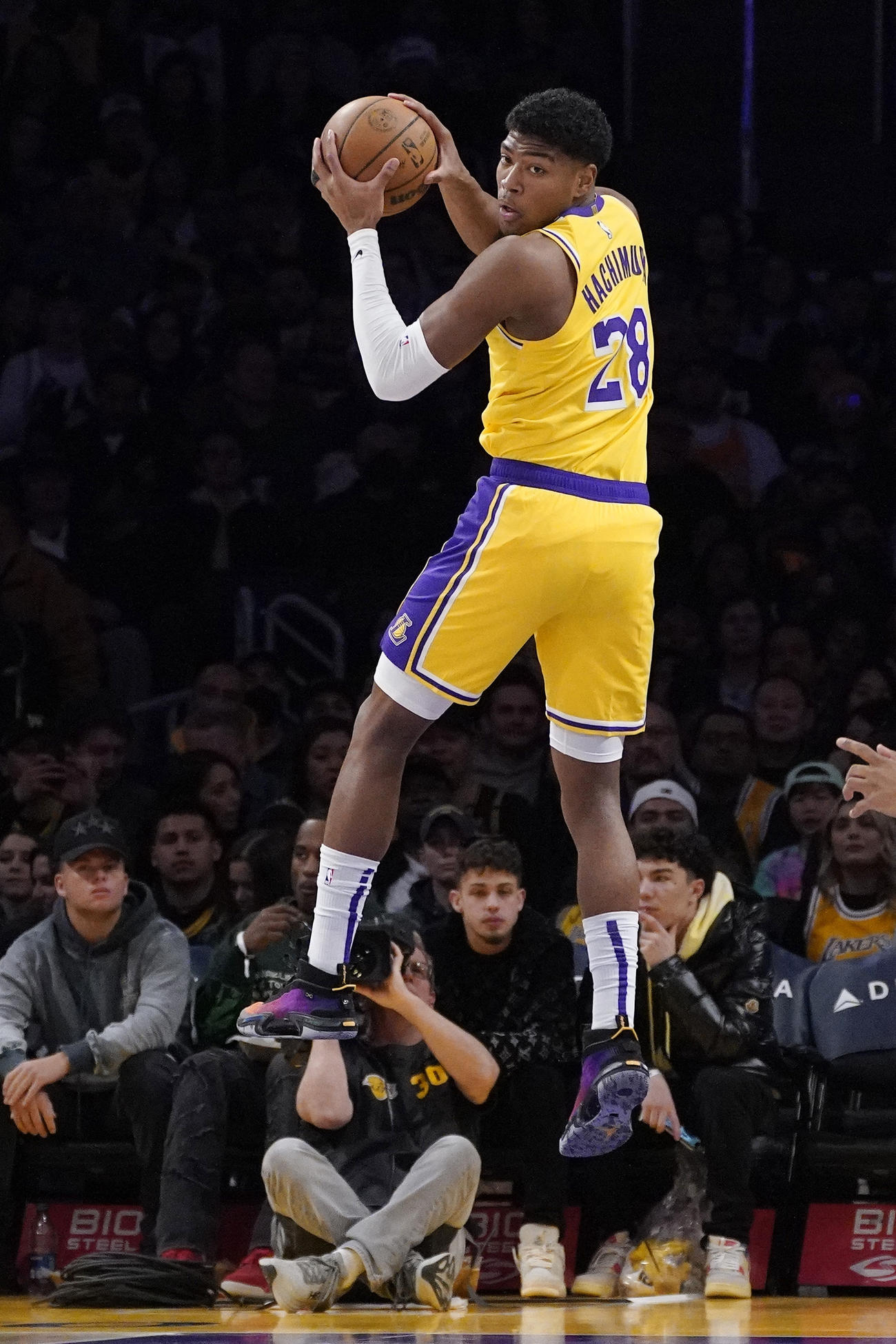 リバウンドを取るレイカーズの八村塁（AP)