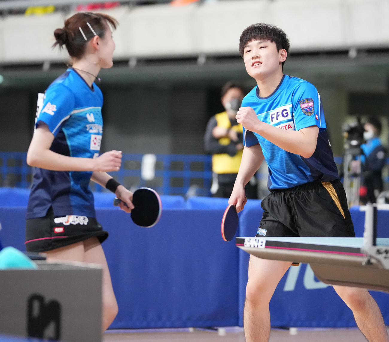混合ダブルス決勝で勝利し2連覇を決め、ガッツポーズする張本智（右）、早田組（撮影・鈴木みどり）