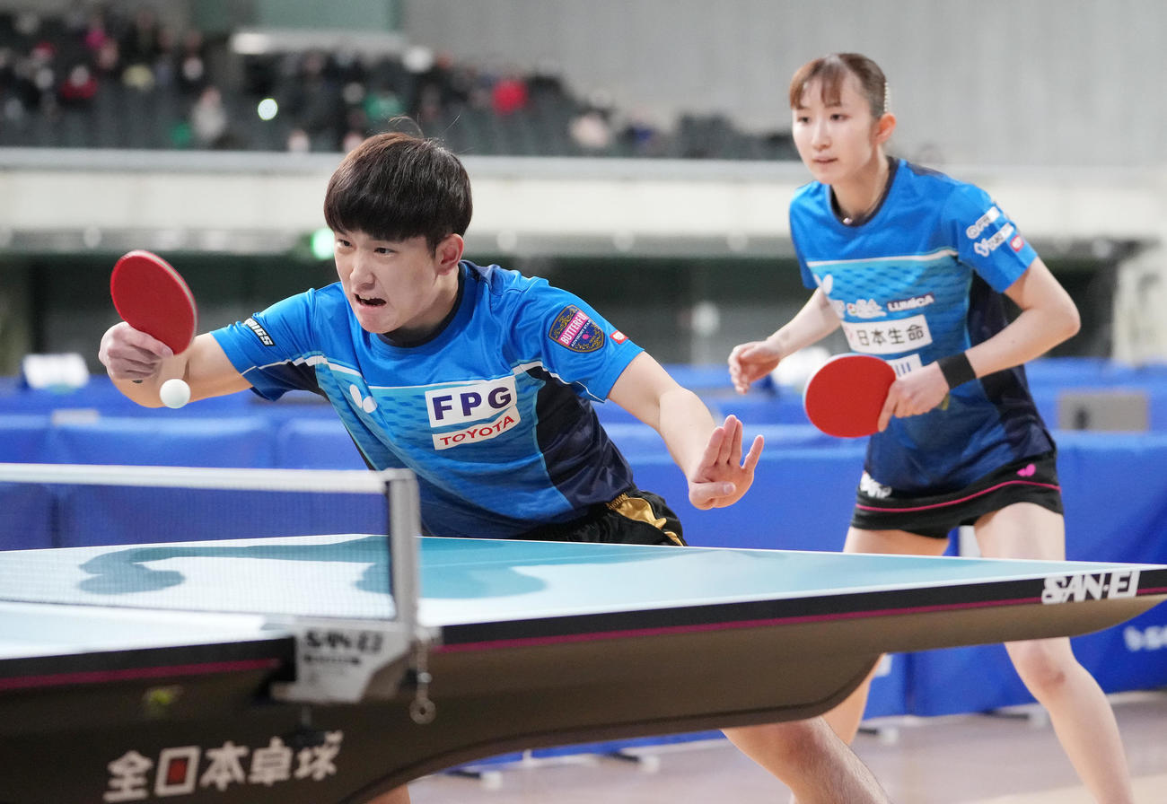 混合ダブルス決勝　第1ゲーム、打ち返す張本智。右は早田（撮影・鈴木みどり）