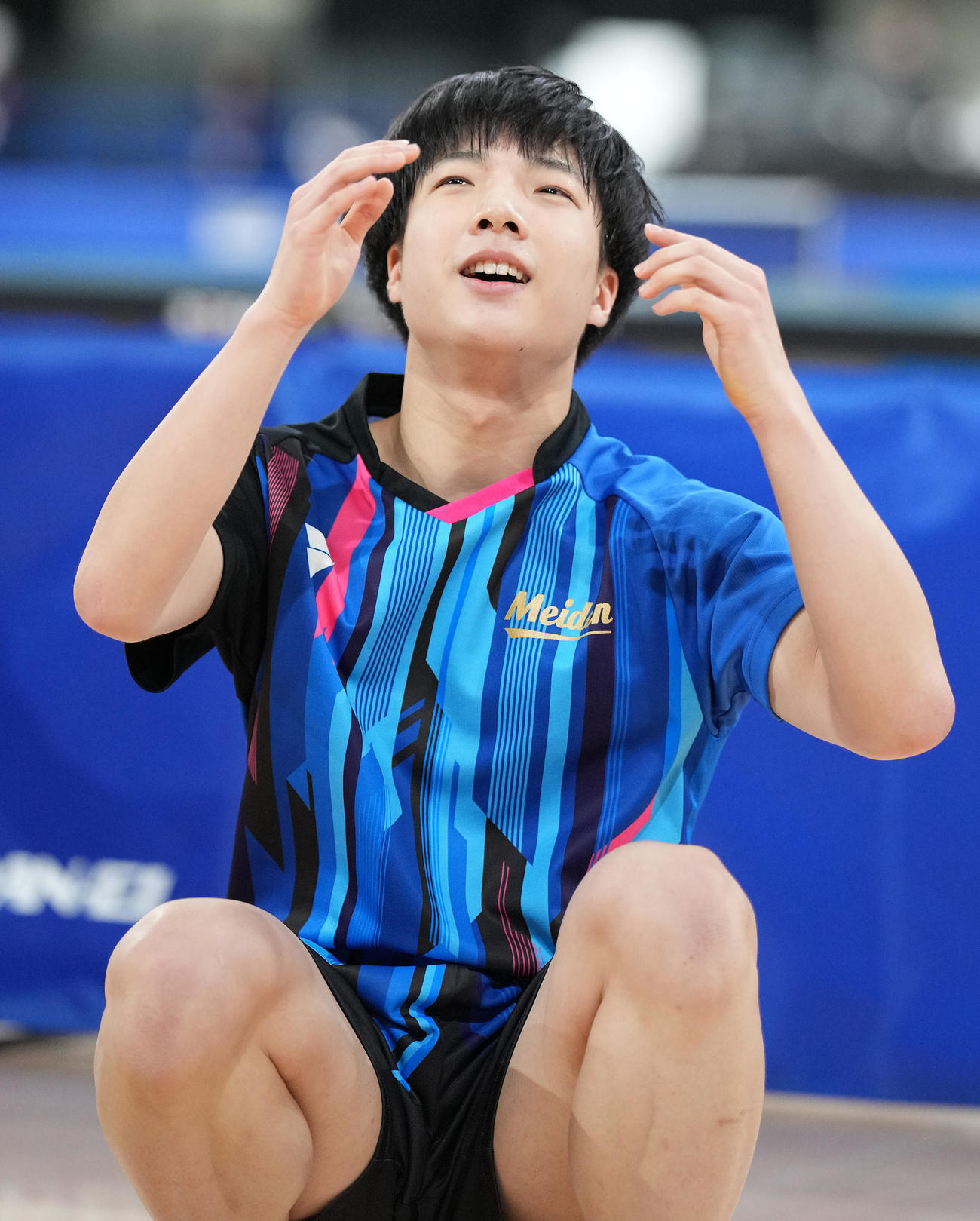 ジュニア男子決勝で松島に勝利し優勝を決め、しゃがみこむ萩原（撮影・鈴木みどり）