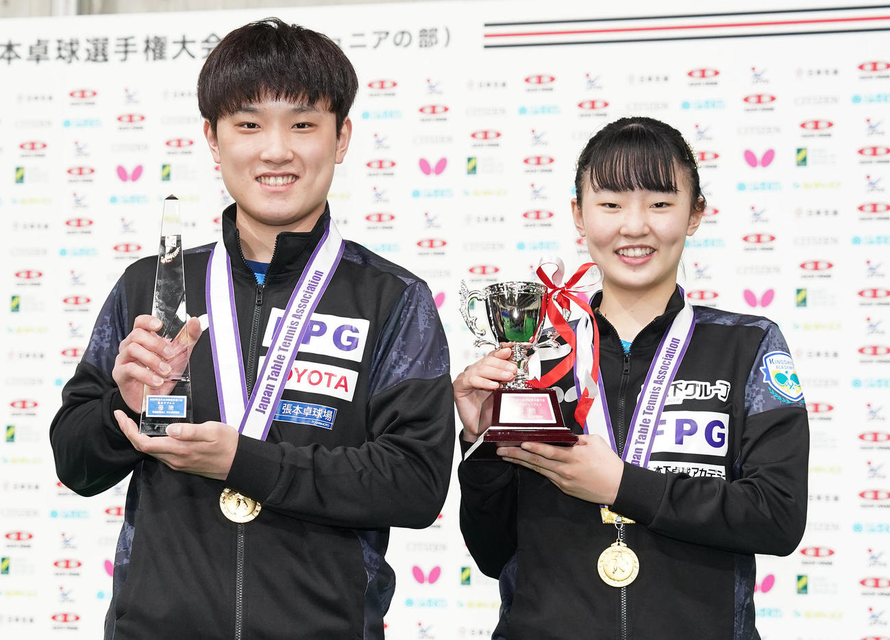 混合ダブルスで優勝の張本智（左）とジュニア女子で優勝の張本美は笑顔で記念撮影（撮影・鈴木みどり）