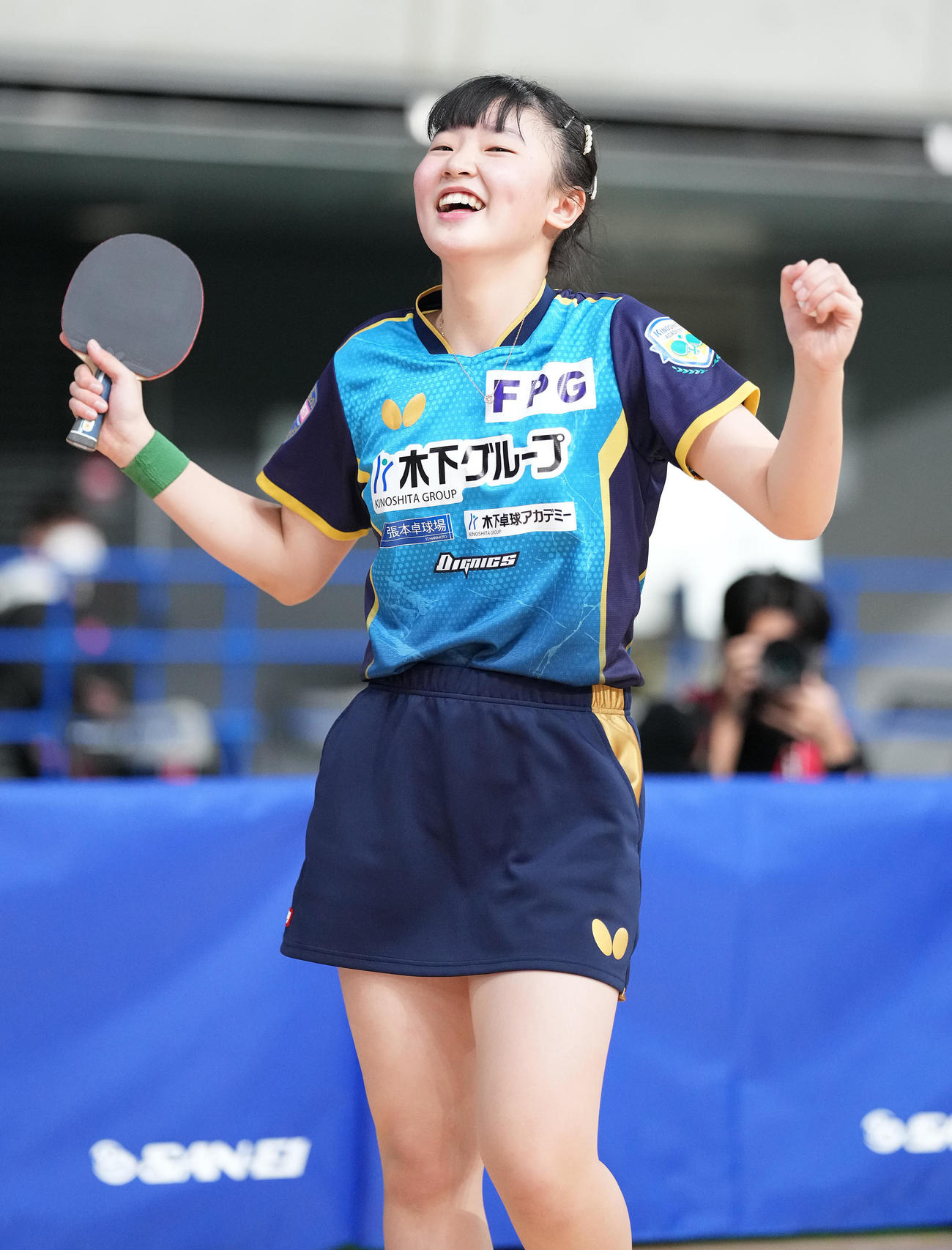 ジュニア女子決勝で小塩に勝利し優勝を決め、ガッツポーズする張本美（撮影・鈴木みどり）