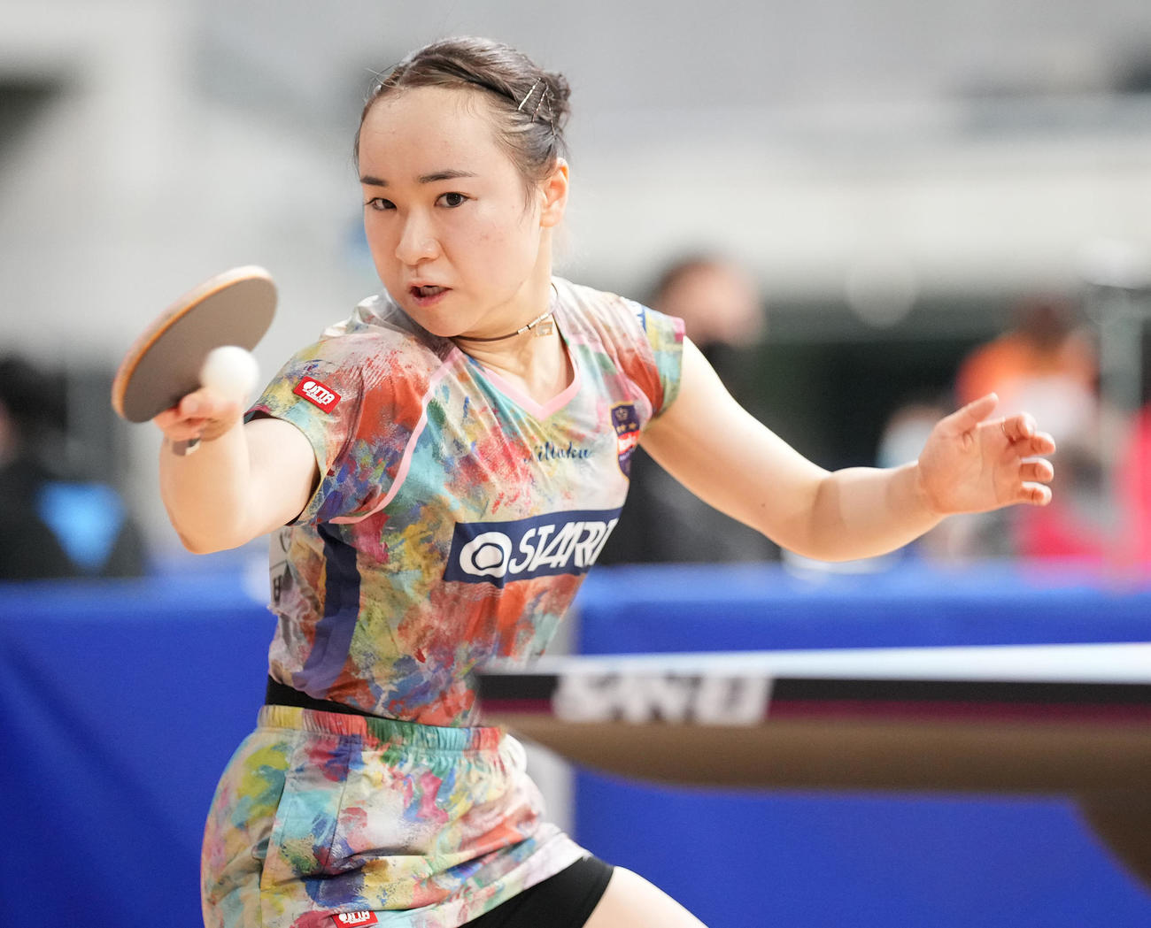 女子シングルス4回戦　第3ゲーム、打ち返す伊藤美（撮影・鈴木みどり）