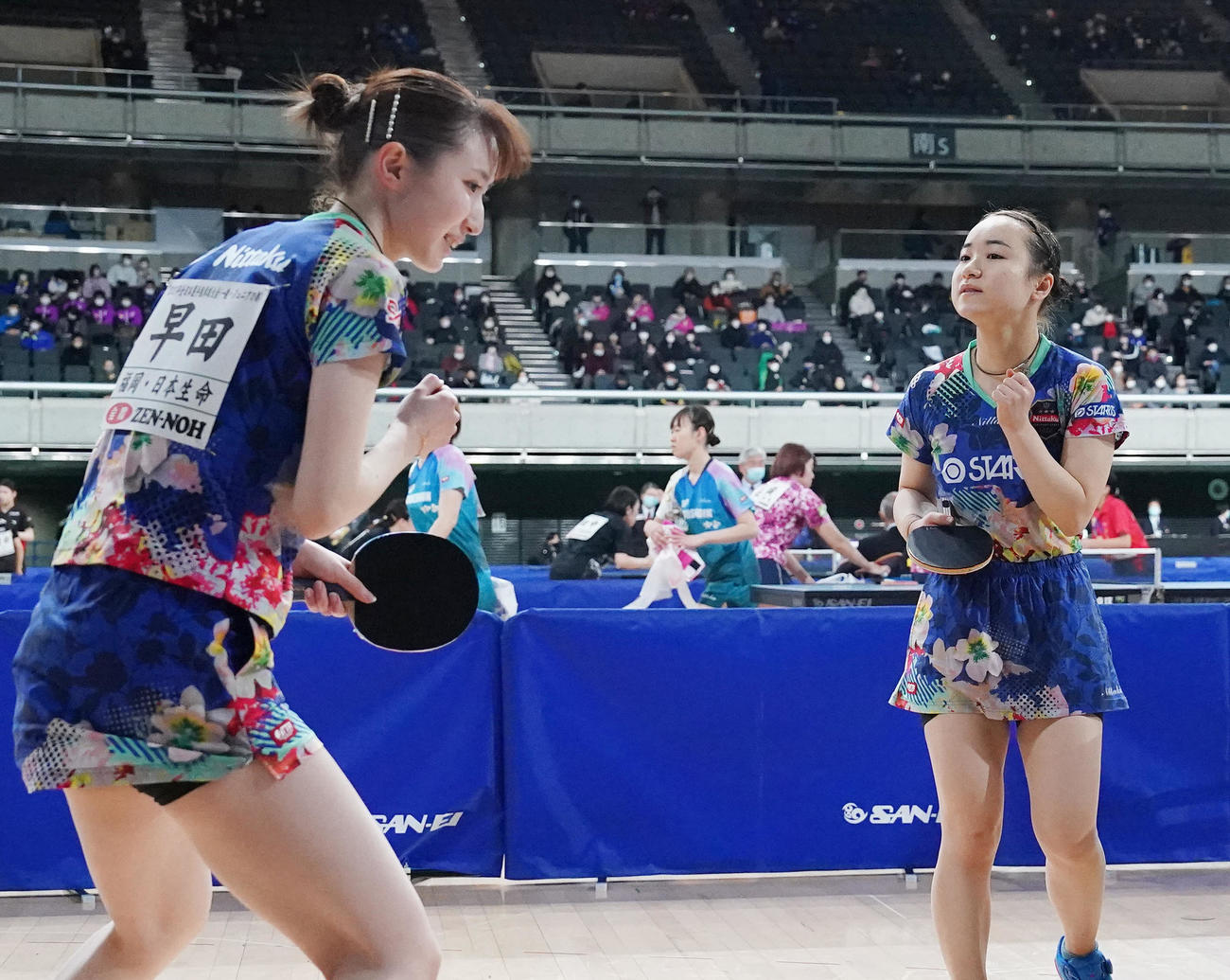 女子ダブルス4回戦　黒野、中島組に勝利しガッツポーズする伊藤美（右）、早田組（撮影・鈴木みどり）
