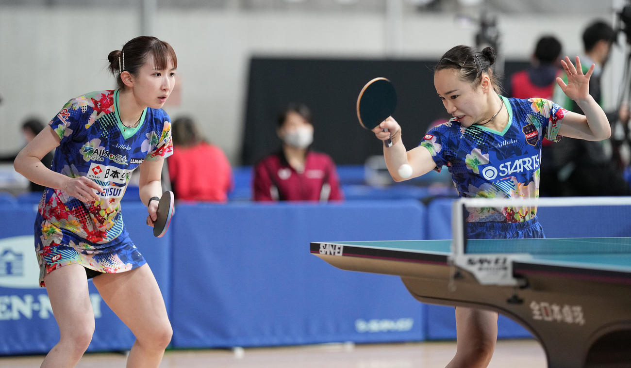 女子ダブルス4回戦　第1ゲーム、打ち返す伊藤美。左は早田（撮影・鈴木みどり）