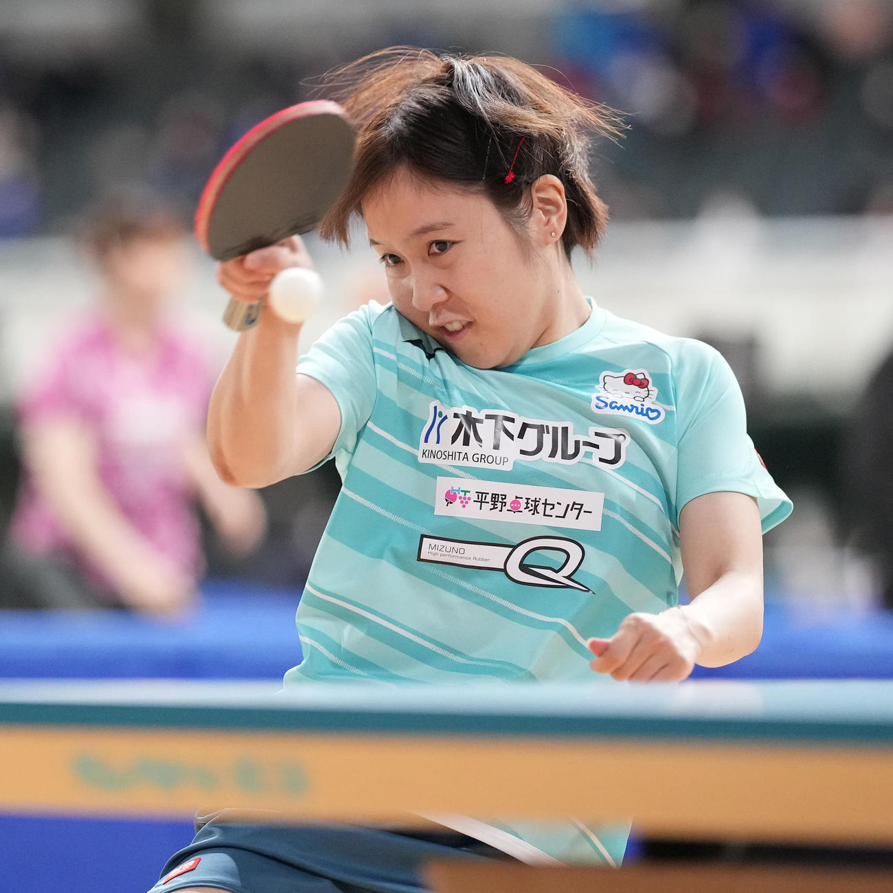 女子シングルス4回戦　第1ゲーム、打ち返す平野（撮影・鈴木みどり）