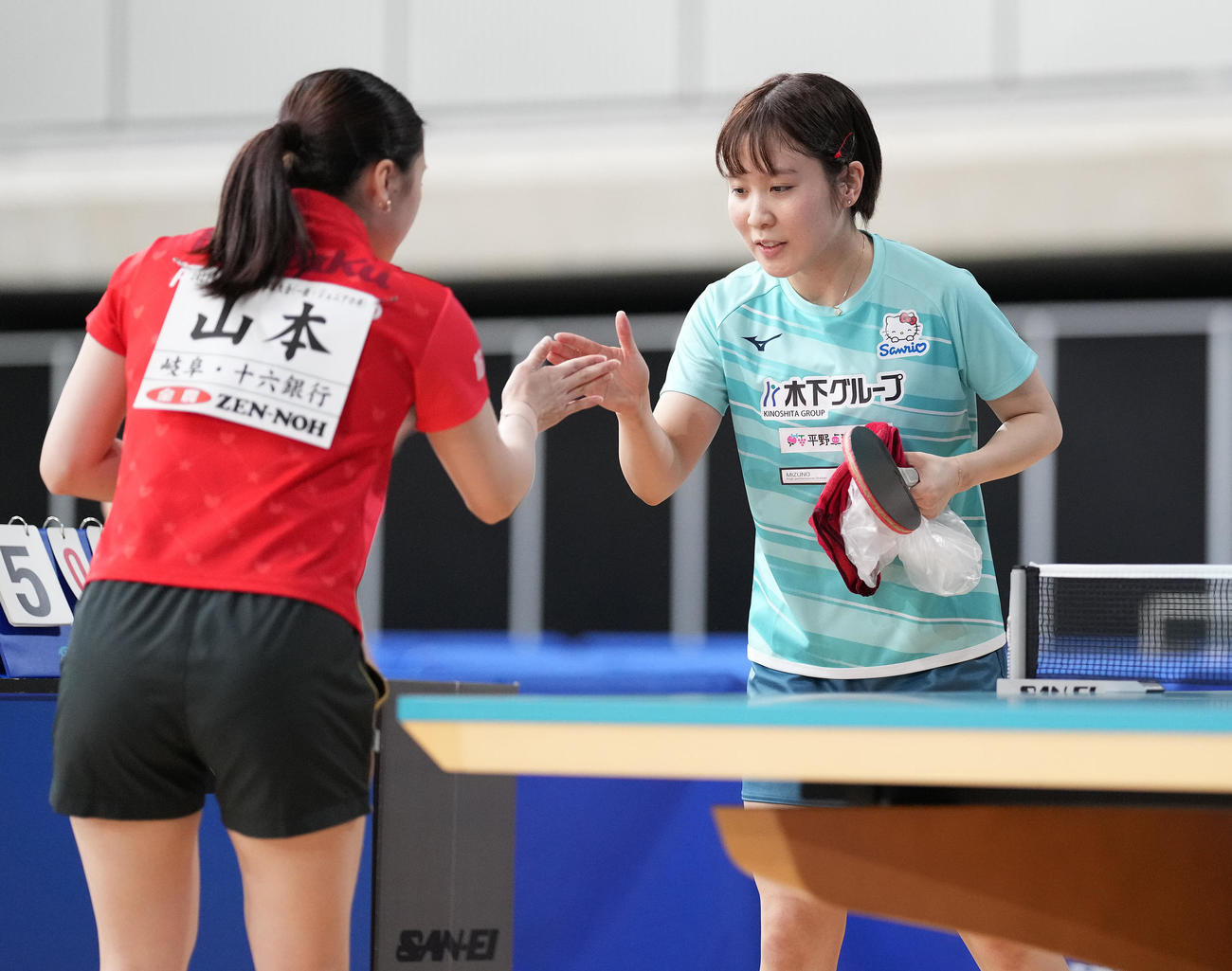 女子シングルス4回戦　山本（左）に勝利した平野（撮影・鈴木みどり）