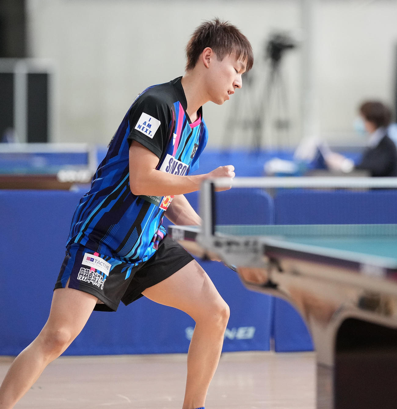 男子シングルス4回戦　阿部に勝利しガッツポーズする丹羽（撮影・鈴木みどり）