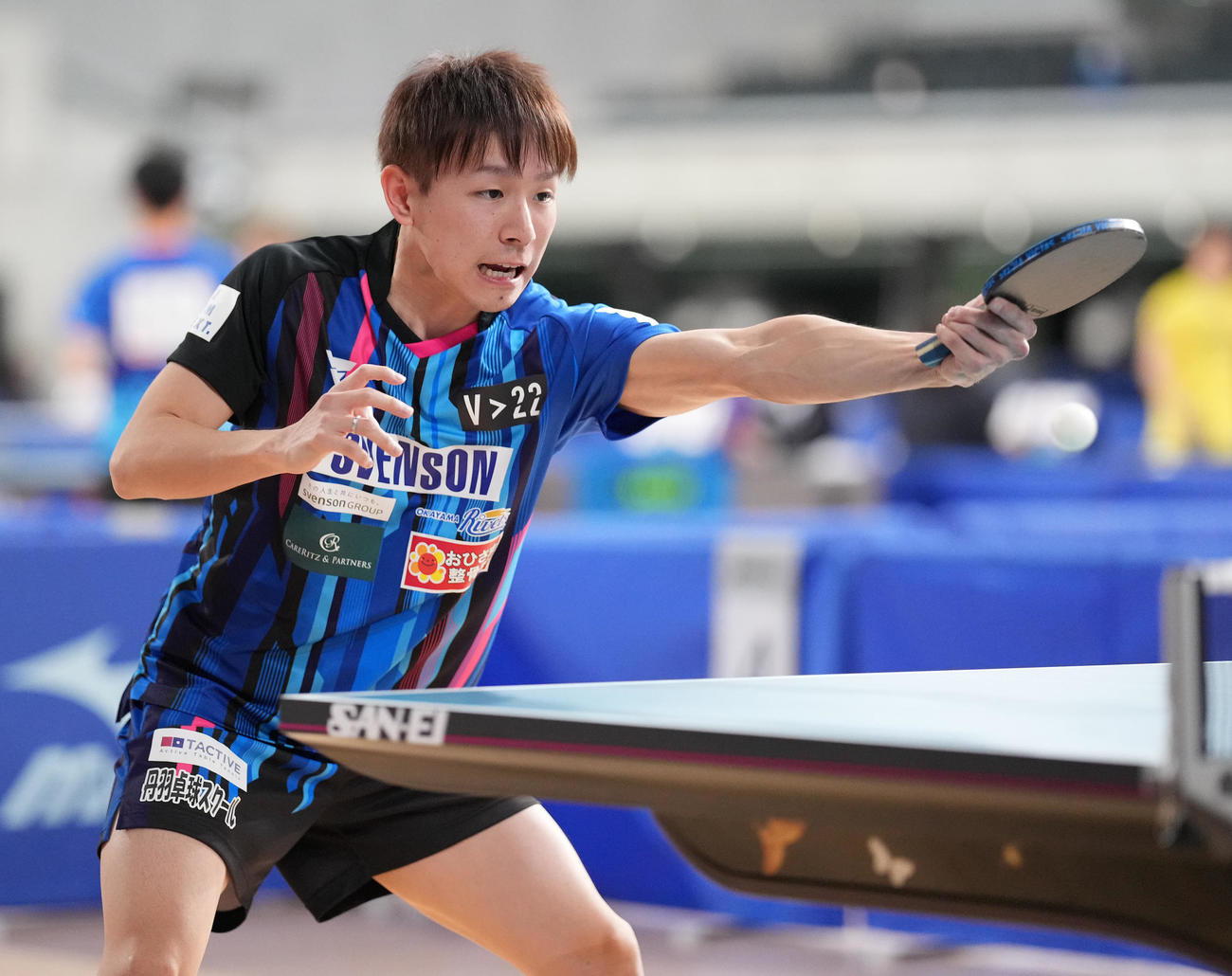 男子シングルス4回戦　第2ゲーム、打ち返す丹羽（撮影・鈴木みどり）