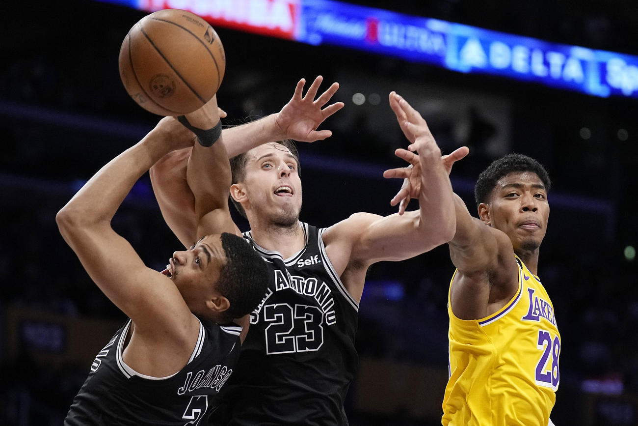 NBA　レイカーズ対スパーズ　レイカーズへ移籍後初出場した八村塁（AP）