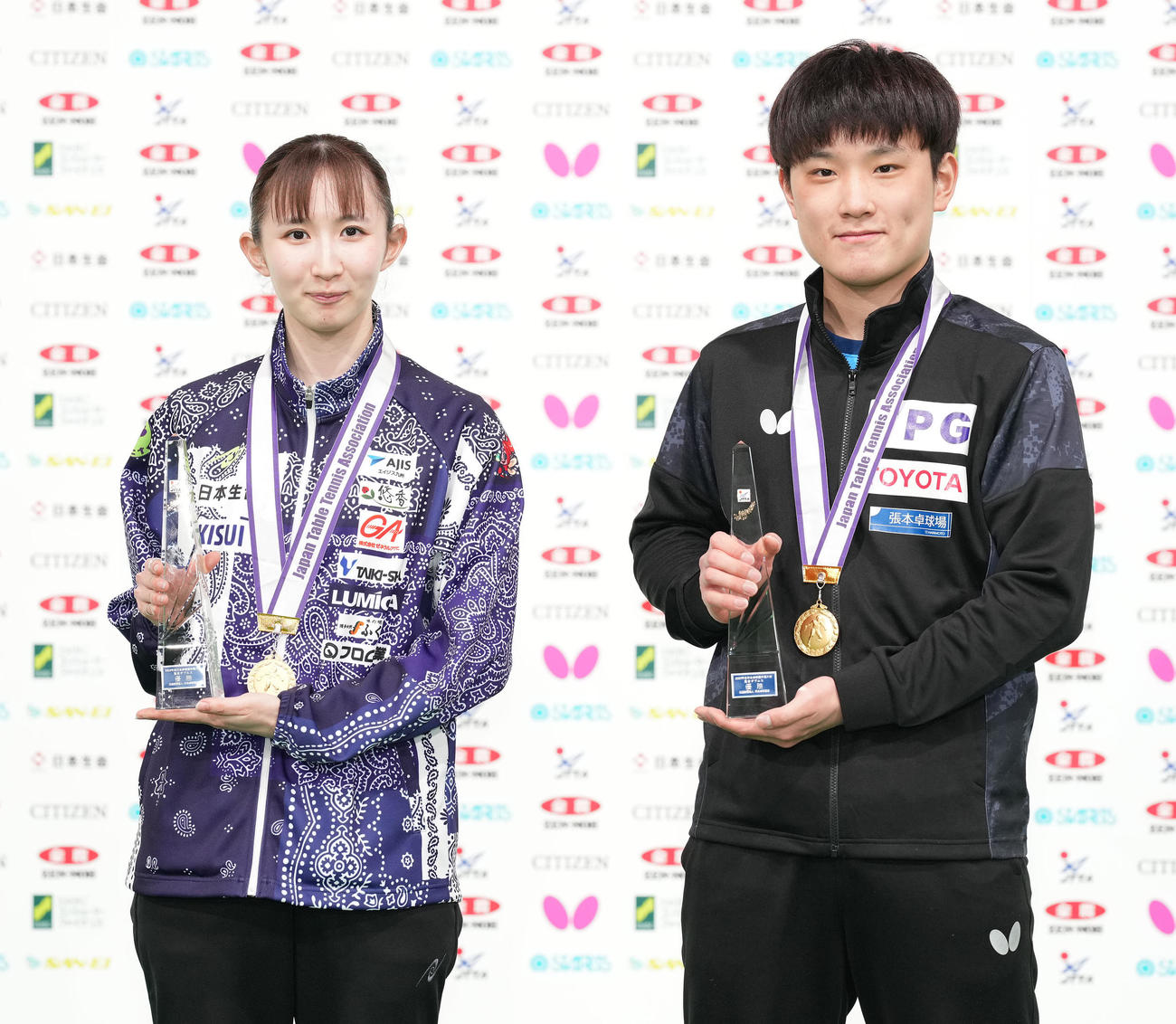混合ダブルスで2連覇し、笑顔で記念撮影に納まる早田（左）、張本智組（撮影・鈴木みどり）