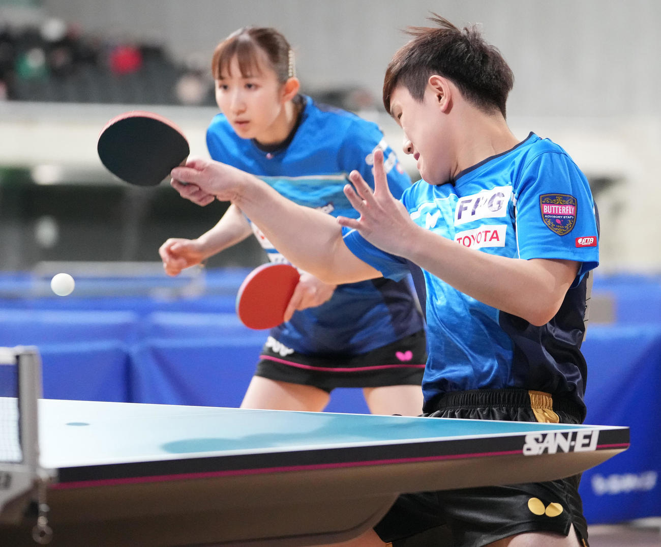 混合ダブルス決勝　第1ゲーム、打ち返す張本智。左は早田（撮影・鈴木みどり）