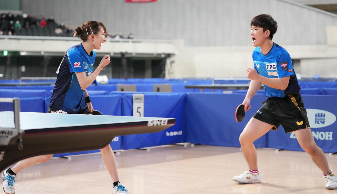 混合ダブルス決勝　第1ゲーム、ポイントを奪いガッツポーズする張本智（右）、早田組（撮影・鈴木みどり）
