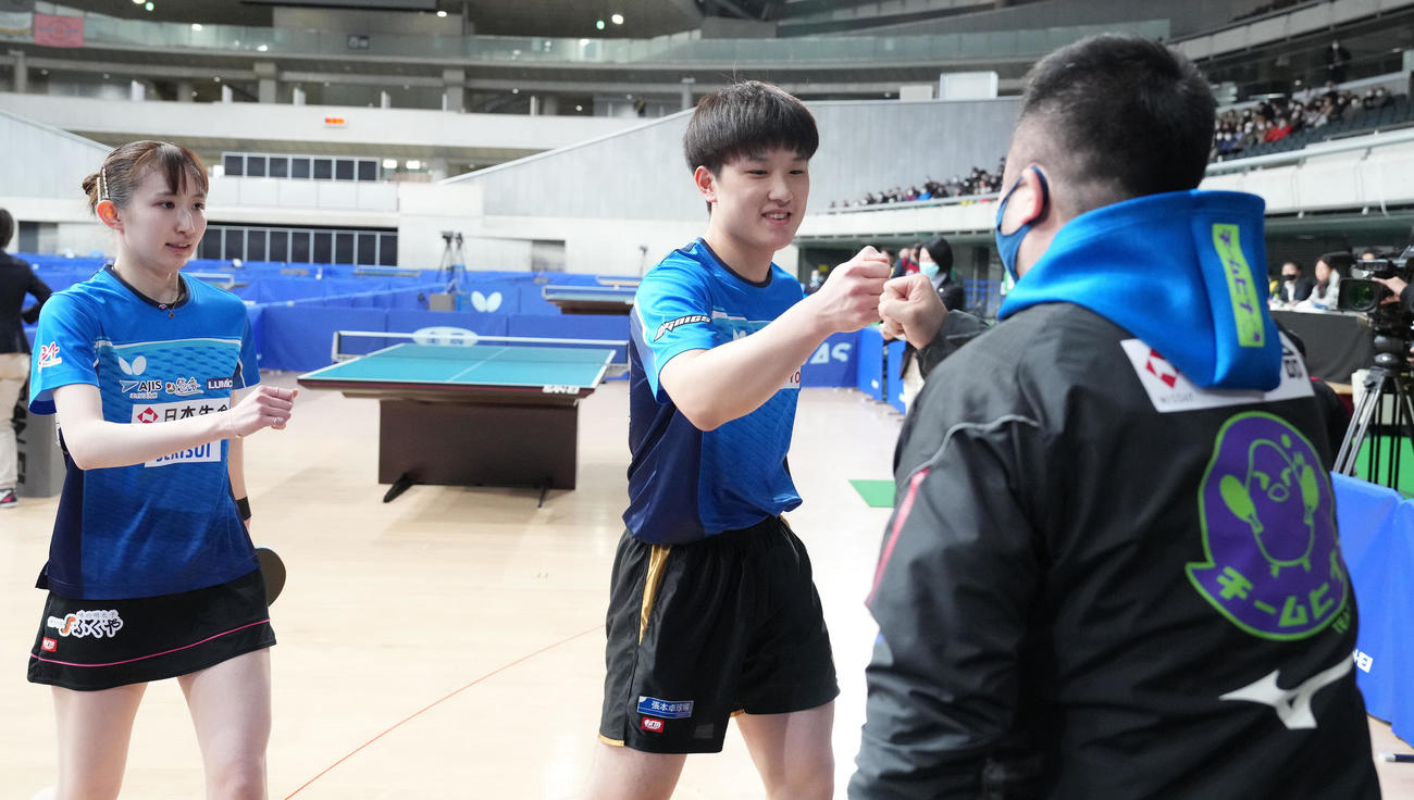 混合ダブルスで優勝し、タッチを交わす早田（左）、張本智組（撮影・鈴木みどり）