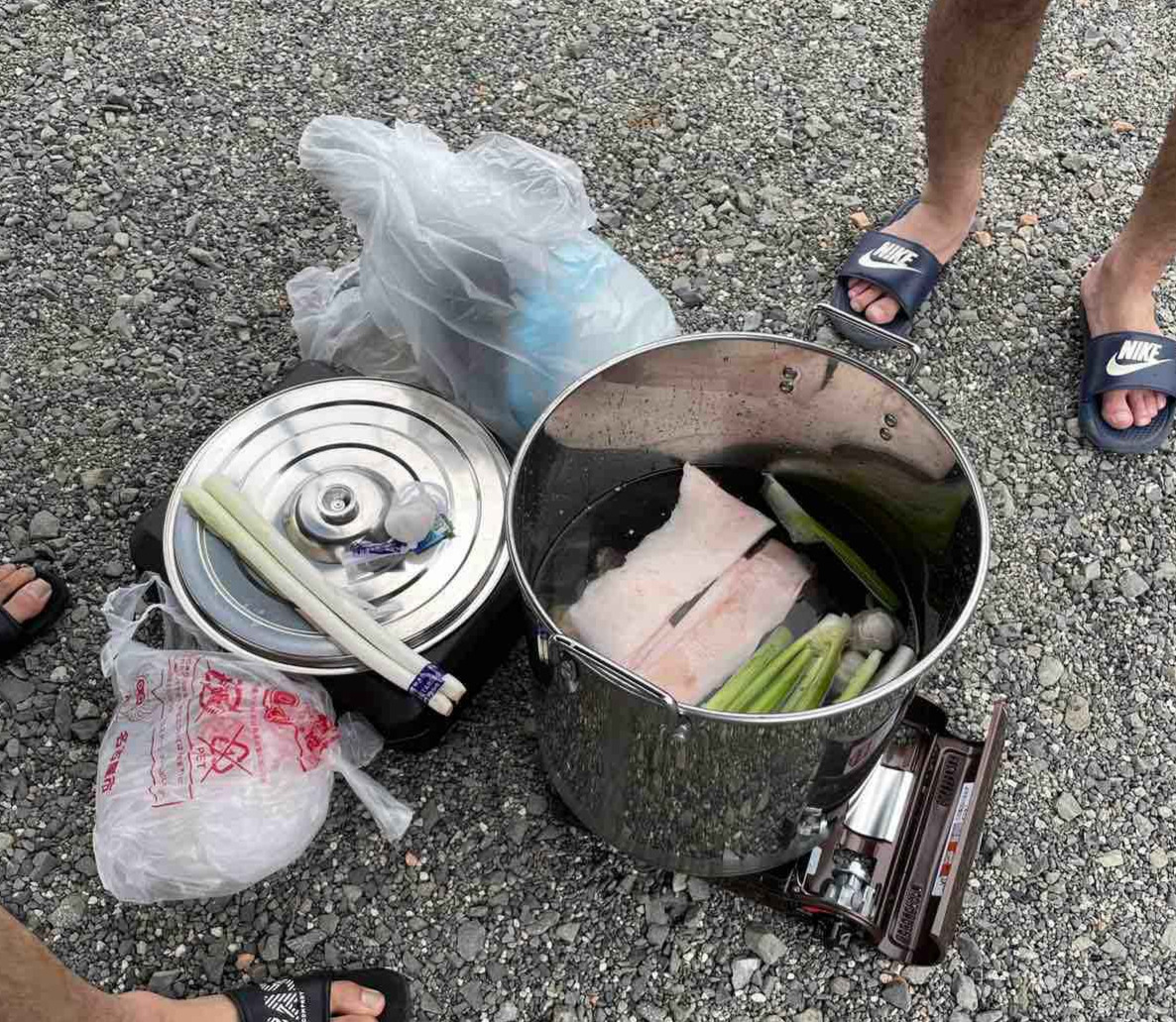 スープ作りにこだわる小林。ずんどうに材料を入れじっくり煮込んでいく（仙台89ERS提供）
