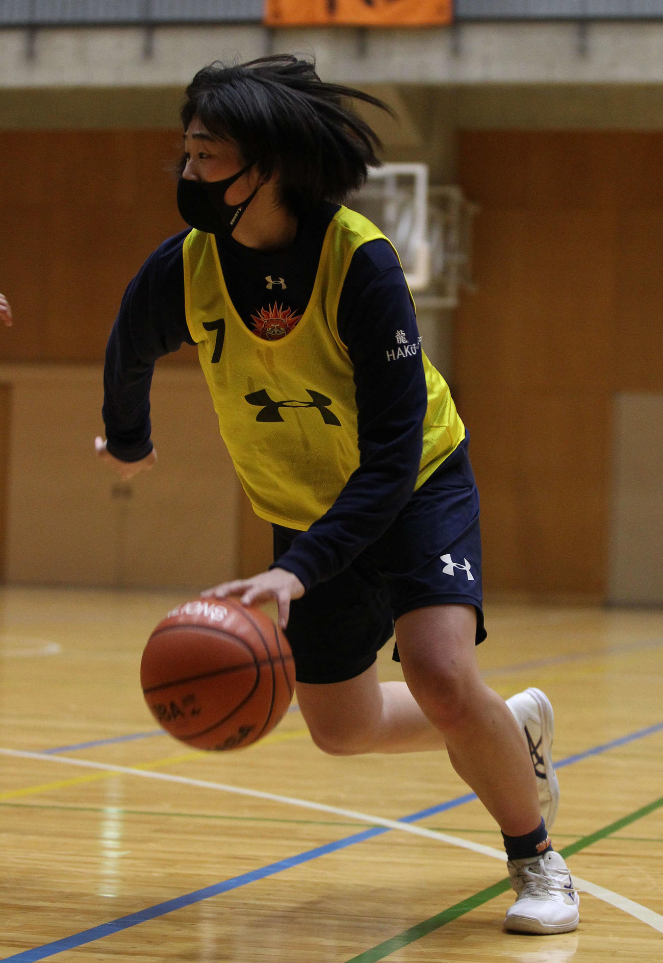 鋭いドリブルで切り込む門脇