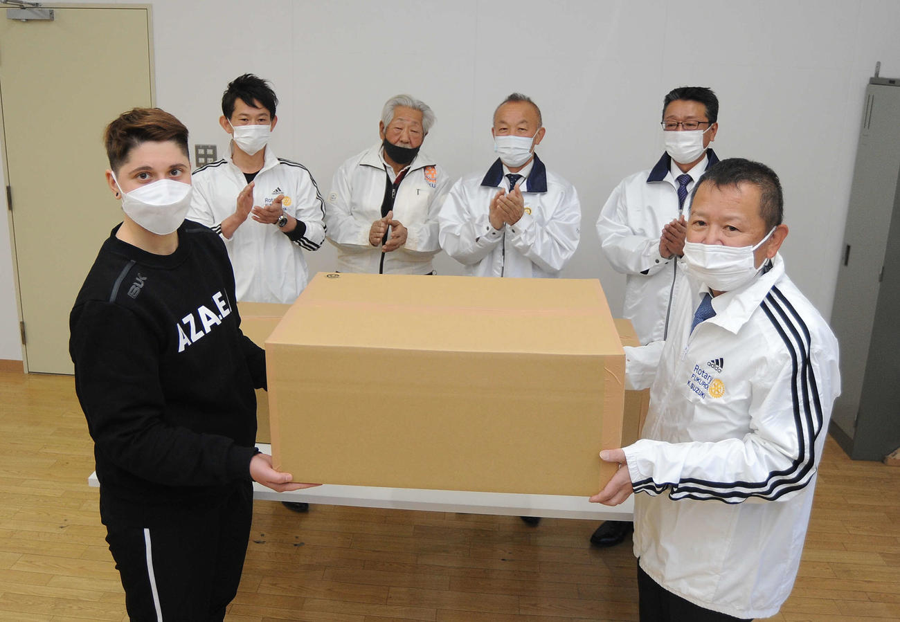 袋井ロータリークラブの役員らと記念写真に納まるアザレア・セブンのコザチュク（手前左）