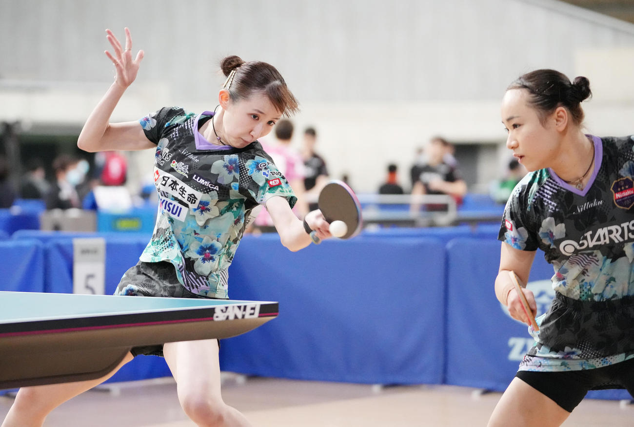 女子ダブルス5回戦の第1ゲーム、打ち返す早田。右は伊藤美（撮影・鈴木みどり）