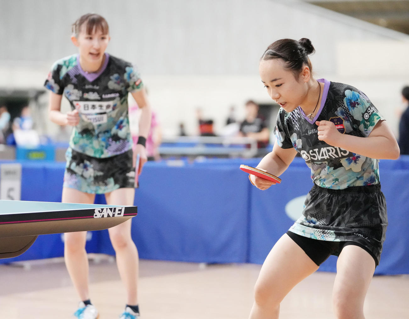 女子ダブルス5回戦の第1ゲーム、ポイントを奪いガッツポーズする伊藤美（右）、早田組（撮影・鈴木みどり）