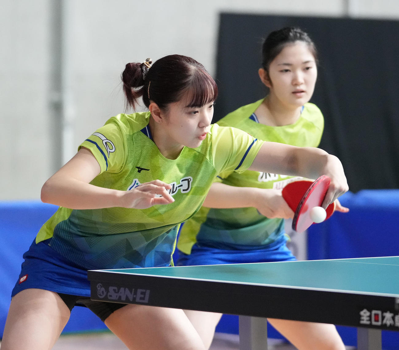 女子ダブルス5回戦の第2ゲーム、打ち返す長崎。右は木原（撮影・鈴木みどり）
