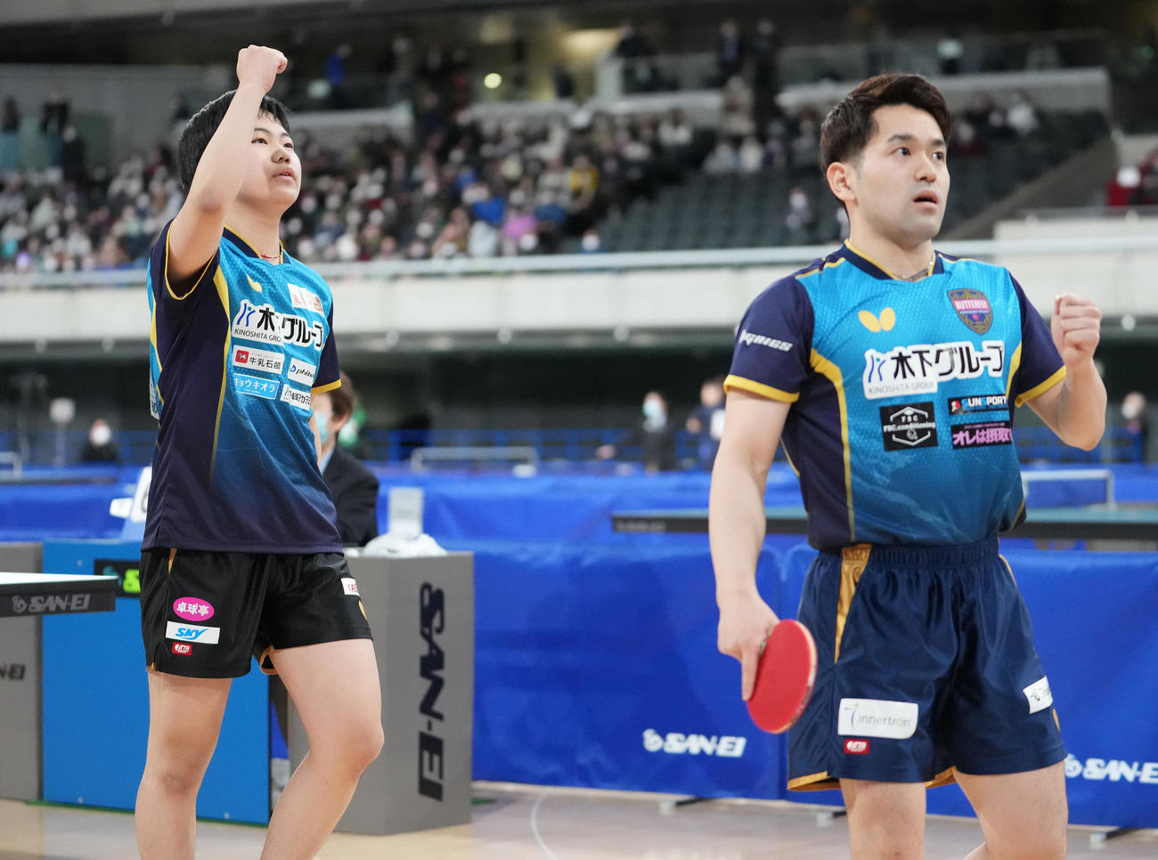 男子ダブルス5回戦で宇田、戸上組に勝利しガッツポーズする松島（左）、及川組（撮影・鈴木みどり）
