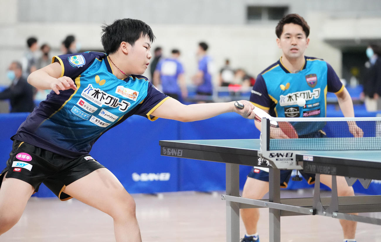 男子ダブルス5回戦の第3ゲーム、打ち返す松島。右は及川（撮影・鈴木みどり）