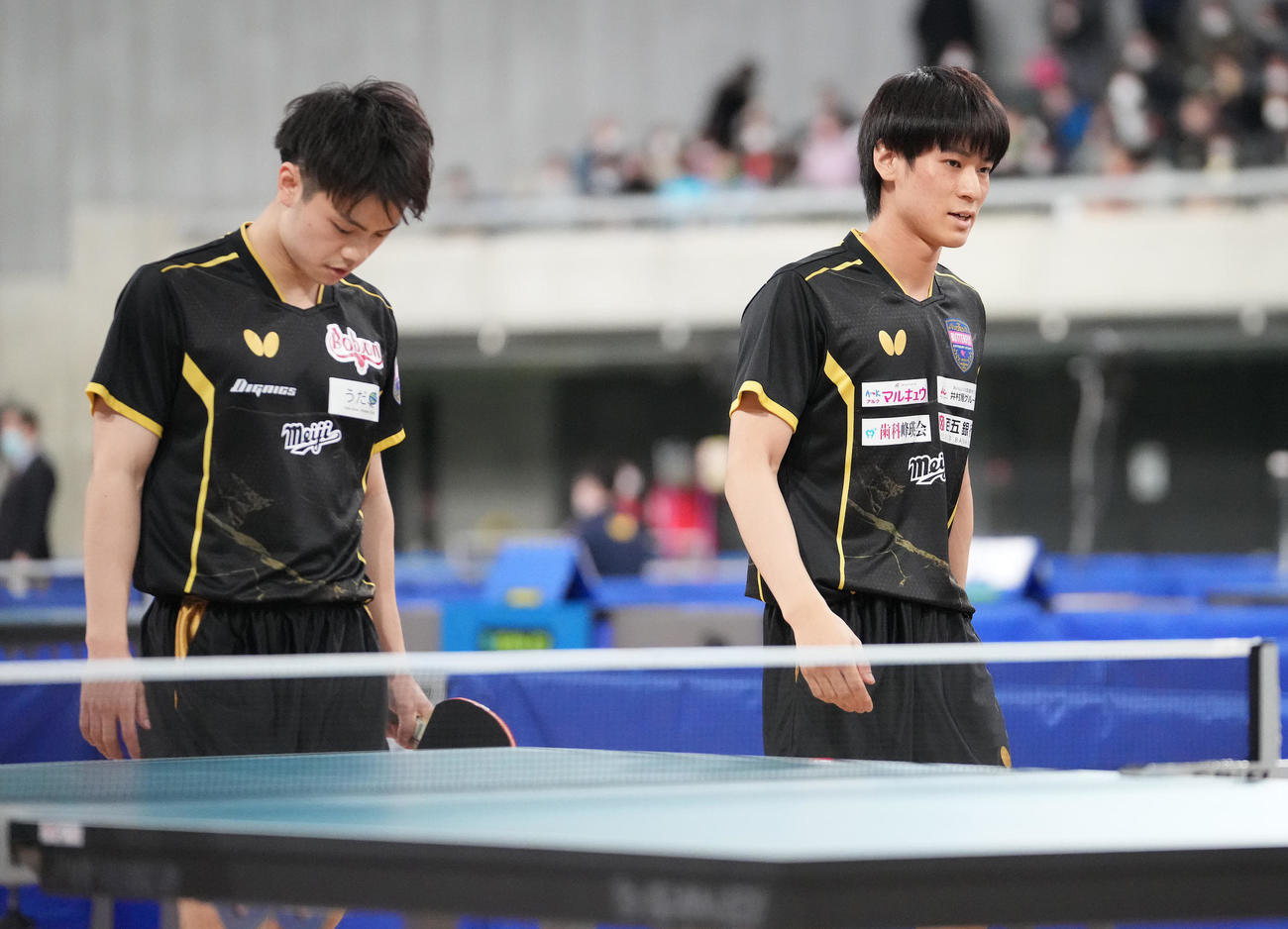 男子ダブルス5回戦で松島、及川組に敗れ、肩を落とす宇田（左）、戸上組（撮影・鈴木みどり）